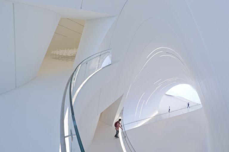 Zaha Hadid Heydar Aliyev Center foto Iwan Baan 3 Azerbaigian contemporaneo, ecco le immagini del nuovo centro culturale progettato da Zaha Hadid. Forme sinuose e spazi fluidi che non ignorano le forme islamiche