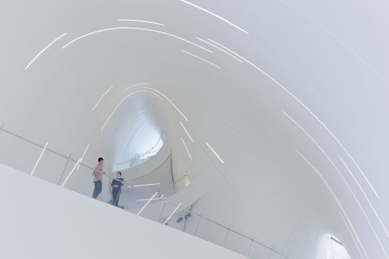 Zaha Hadid Heydar Aliyev Center foto Iwan Baan 6 Azerbaigian contemporaneo, ecco le immagini del nuovo centro culturale progettato da Zaha Hadid. Forme sinuose e spazi fluidi che non ignorano le forme islamiche