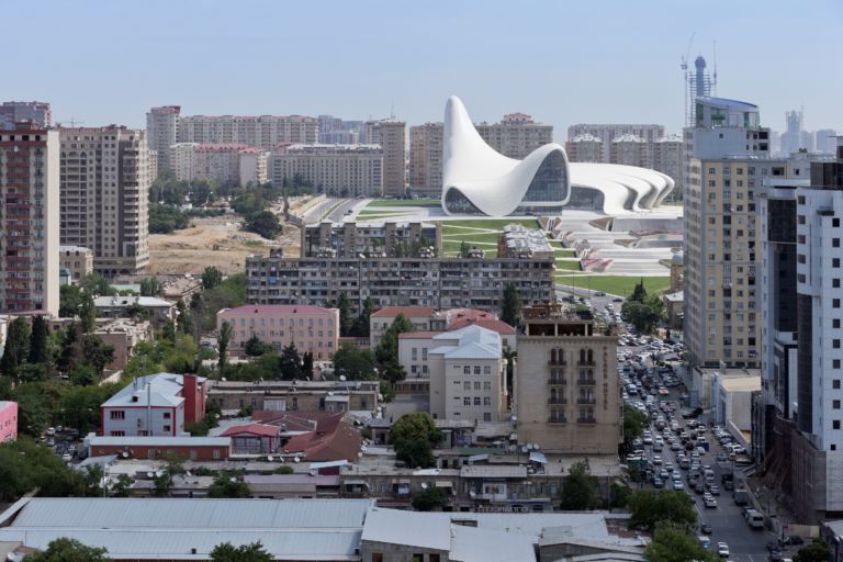 Zaha Hadid Heydar Aliyev Center foto Iwan Baan 7 Azerbaigian contemporaneo, ecco le immagini del nuovo centro culturale progettato da Zaha Hadid. Forme sinuose e spazi fluidi che non ignorano le forme islamiche