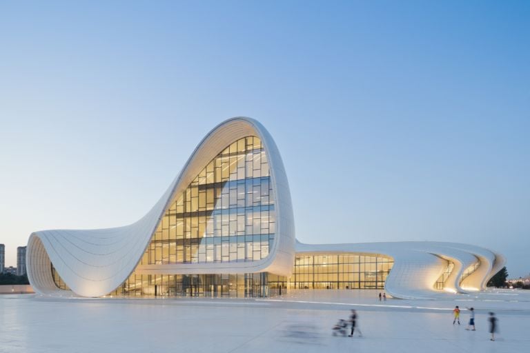 Zaha Hadid Heydar Aliyev Center foto Iwan Baan 8 Addio Zaha Hadid, signora dei musei. Dal Maxxi all'Heydar Aliyev di Baku, fino al Messner Museum, ecco una galleria fotografica dei visionari spazi creati dall'archistar