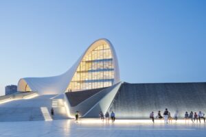 Azerbaigian contemporaneo, ecco le immagini del nuovo centro culturale progettato da Zaha Hadid. Forme sinuose e spazi fluidi che non ignorano le forme islamiche