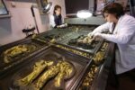 fasi del restauro della Porta Nord del Battistero 1 courtesy Opera di Santa Maria del Fiore foto Gianluca Moggi Meraviglie del restauro. Guardate cosa stanno riportando alla luce gli interventi sulla Porta Nord del Battistero di Firenze, di Lorenzo Ghiberti…