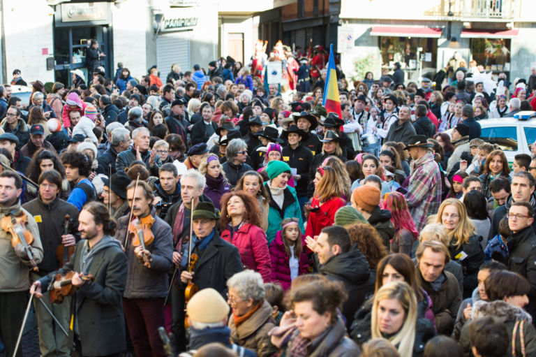 foto Andrea Guermani Torino 2 Una parata per costruire comunità. Nuova opera video per Marinella Senatore, che riprende una grande festa popolare per strada, tra pattinatrici e harleysti. Con finale al Castello di Rivoli