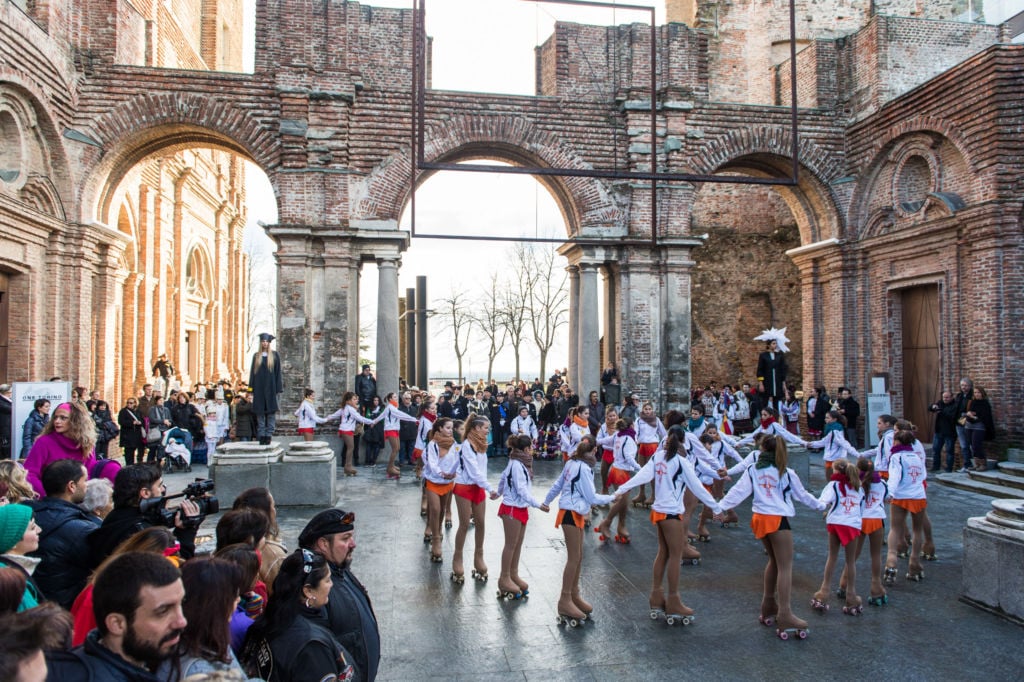 Una parata per costruire comunità. Nuova opera video per Marinella Senatore, che riprende una grande festa popolare per strada, tra pattinatrici e harleysti. Con finale al Castello di Rivoli