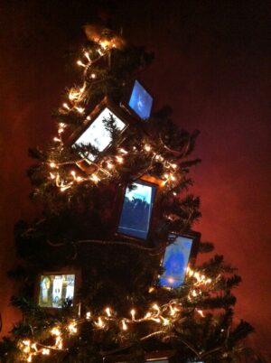 Natale a Casa Sponge con l’albero d’artista firmato Francesca Romana Pinzari: memorie intime che diventano simbolo di una storia collettiva, con schegge di passato in cornici digitali