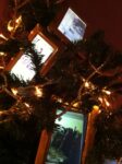 314 Natale a Casa Sponge con l’albero d’artista firmato Francesca Romana Pinzari: memorie intime che diventano simbolo di una storia collettiva, con schegge di passato in cornici digitali