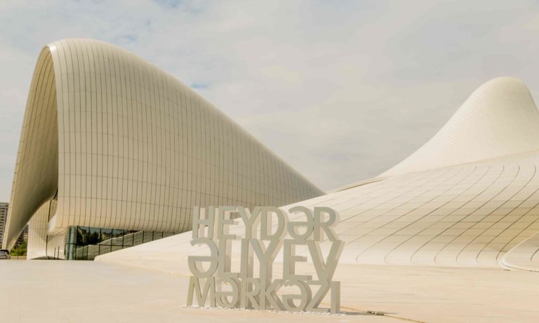5. Heydar Aliyev Center progettato da Zaha Hadid courtesy Heydar Aliyev Center Atterraggio a Baku