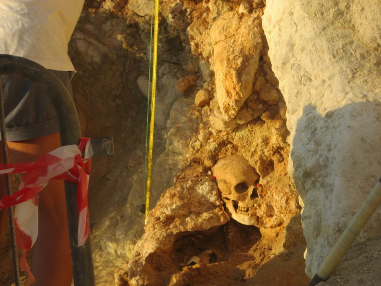 7. Luomo di Cala Rotonda Favignana www.dovatu.it Storia dell’Uomo di Cala Rotonda. Il turista inciampa nel reperto archeologico, ma la Soprintendenza dorme. Vandalizzato lo scheletro di Favignana, nell’attesa degli scavi