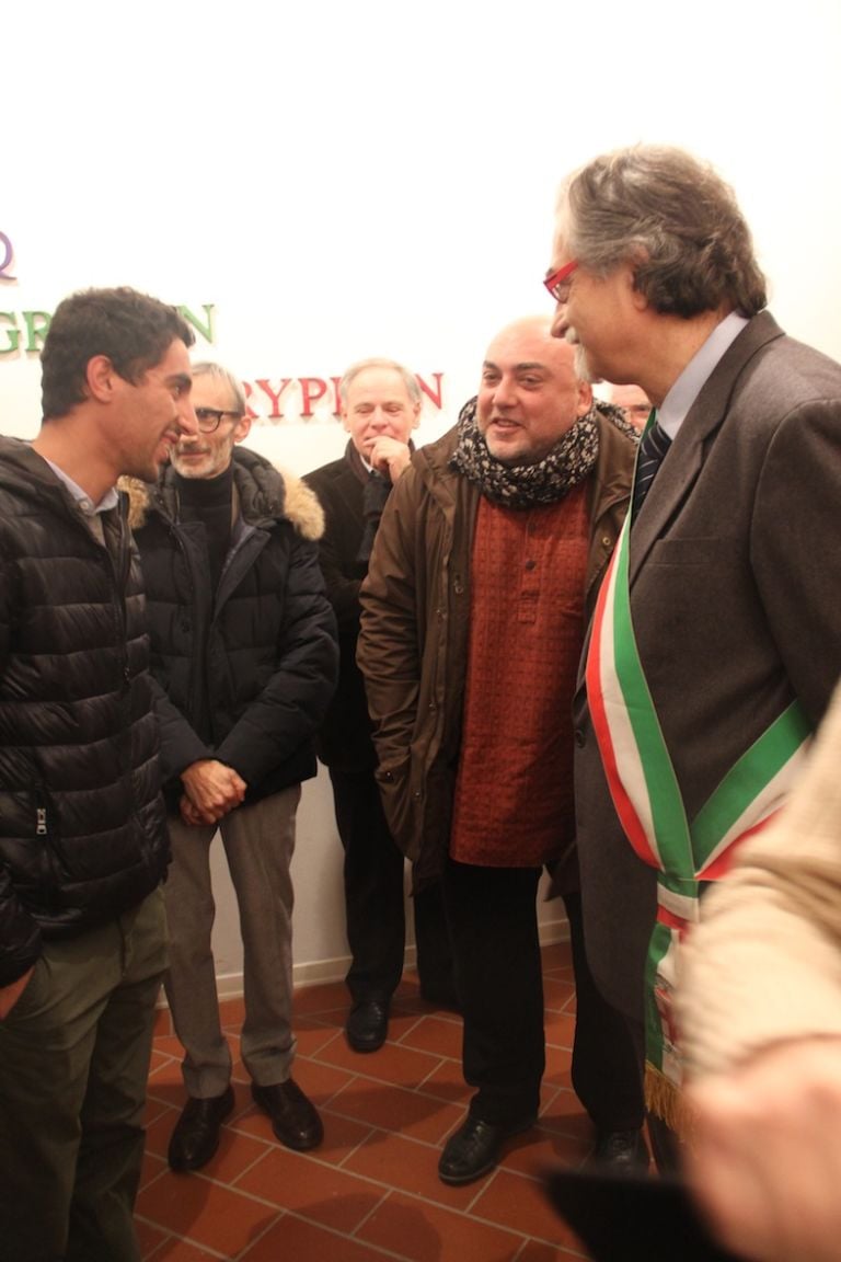 A dx Osvaldo Ciaponi Sindaco di Santa Croce sullArno al centro l’artista Moataz Nasr durante l’opening a Villa Pacchiani foto Eleonora Brizzi Un ponte fra Moataz Nasr e il Rinascimento. Si conclude con una doppia mostra fra Pisa e Santa Croce sull'Arno il progetto socio-creativo dell’artista egiziano: ecco le immagini