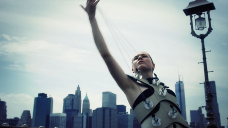 BB11 Sky Arte update: il ponte di Brooklyn suonato come un gigantesco strumento musicale. Arte e tecnologia per l’inglese Di Mainstone, che realizza la sua eterea e spettacolare “Human Harp”