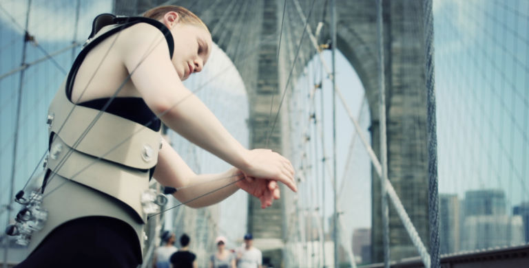 BB3 Sky Arte update: il ponte di Brooklyn suonato come un gigantesco strumento musicale. Arte e tecnologia per l’inglese Di Mainstone, che realizza la sua eterea e spettacolare “Human Harp”