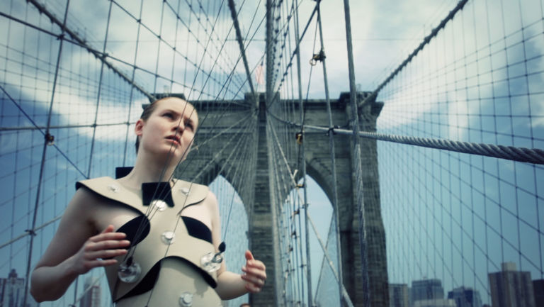 BB6 Sky Arte update: il ponte di Brooklyn suonato come un gigantesco strumento musicale. Arte e tecnologia per l’inglese Di Mainstone, che realizza la sua eterea e spettacolare “Human Harp”