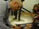 Bill Viola mentre firma autografi 2 Il Grand Tour in Italia di Bill Viola, immagini della prima tappa alla Gam di Torino. Pienone per il Casual Talk con il videoartista e la compagna Kira Perov: poi sarà il turno di Mantova e Firenze