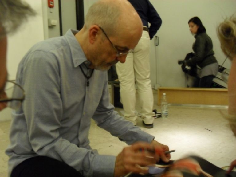 Bill Viola mentre firma autografi Il Grand Tour in Italia di Bill Viola, immagini della prima tappa alla Gam di Torino. Pienone per il Casual Talk con il videoartista e la compagna Kira Perov: poi sarà il turno di Mantova e Firenze