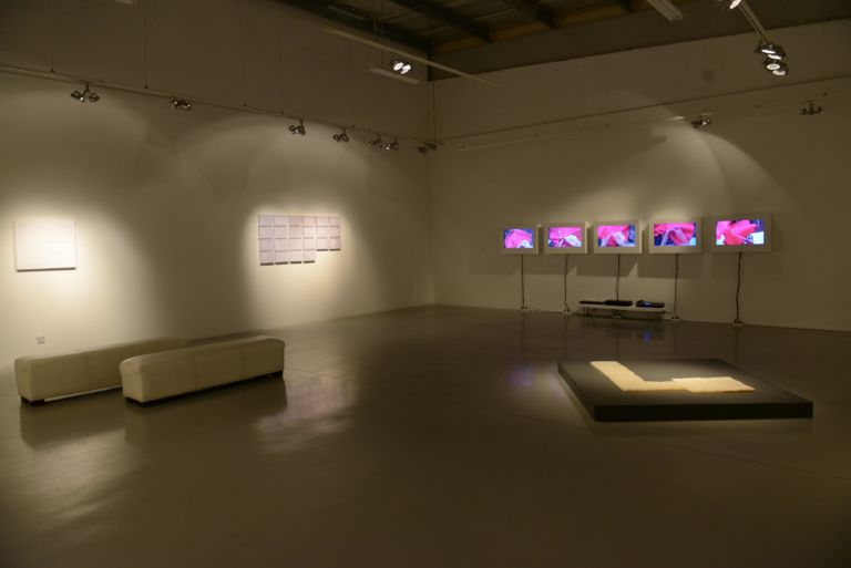 Cristiana de Marchi Weaving Gaps 1x1 Art Gallery Dubai 7 Linguaggio, propaganda, memoria, identità. Ecco le immagini della personale di Cristiana de Marchi a Dubai: con un ospite molto speciale…