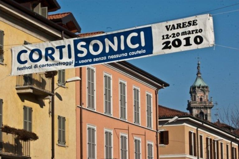 Festival Cortisonici Varese 4 Chiude i battenti a Varese il festival Cortisonici. Mancanza di fondi: un nuovo colpo alla cultura con l’addio alla rassegna di cortometraggi arrivata alla decima edizione