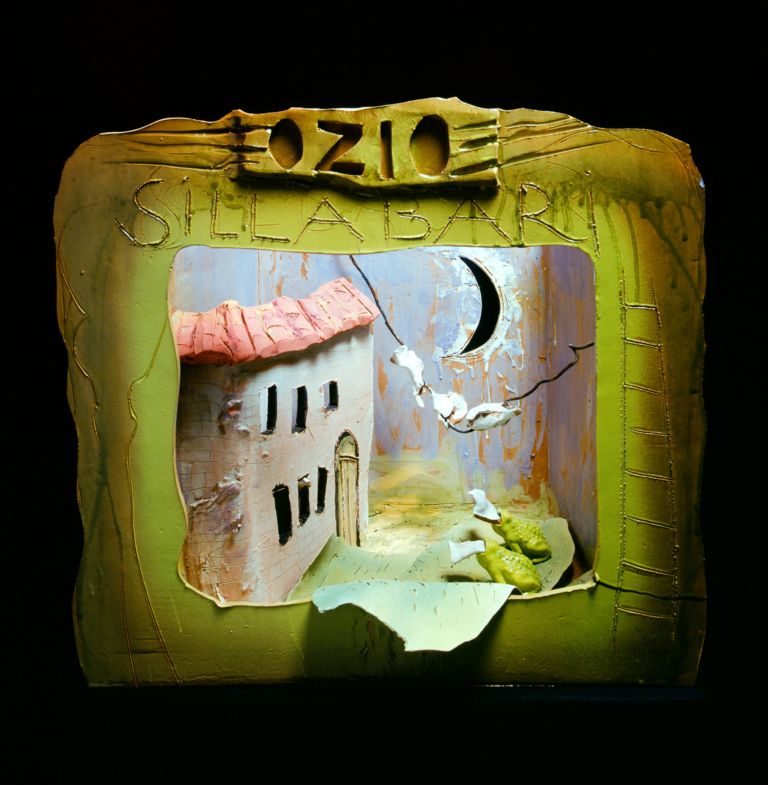 Giosetta Fioroni Ozioteatrino 2004 ceramica H cm 62 2 Il mondo onirico di Giosetta Fioroni. Tra ceramiche e smalto d’argento