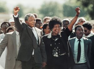 È morto Nelson Mandela, piccolo grande uomo del ventesimo secolo. Un’icona anche per una generazione di creativi: lo ricordiamo con una galleria fotografica