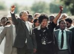 Greame Williams Nelson Mandela con la moglie Winnie 19901 È morto Nelson Mandela, piccolo grande uomo del ventesimo secolo. Un’icona anche per una generazione di creativi: lo ricordiamo con una galleria fotografica