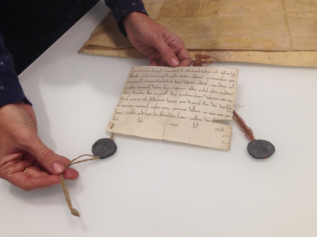 I segreti di Sant’Ambrogio alla portata di tutti: apre al pubblico, dopo 900 anni, il rinnovato archivio capitolare della basilica milanese. E tra messali rinascimentali e bolle papali spunta anche la prima ricetta della mitica cotoletta…