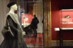 Il cappello fra Arte e Stravaganza Galleria del Costume di Palazzo Pitti Firenze foto Valentina Silvestrini 16 Al museo del cappello. Proseguono a Firenze i progetti per il trentennale della Galleria del Costume di Palazzo Pitti: ecco le immagini dei copricapo d’autore