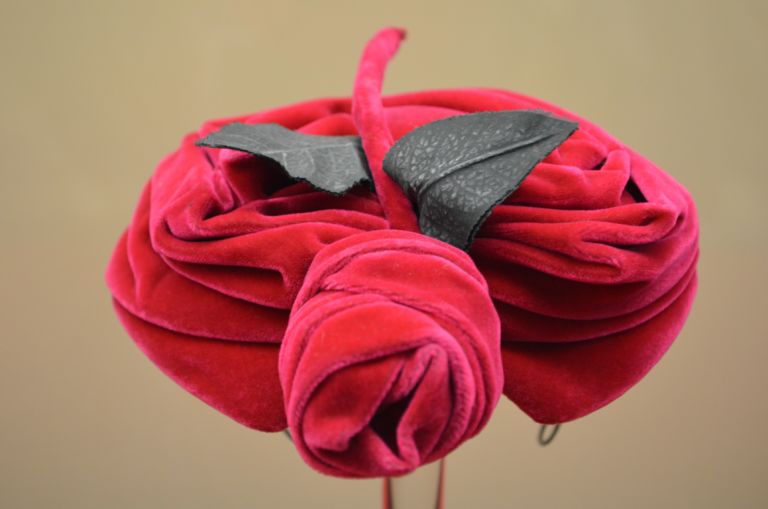 Il cappello fra Arte e Stravaganza Galleria del Costume di Palazzo Pitti Firenze foto Valentina Silvestrini 17 Al museo del cappello. Proseguono a Firenze i progetti per il trentennale della Galleria del Costume di Palazzo Pitti: ecco le immagini dei copricapo d’autore