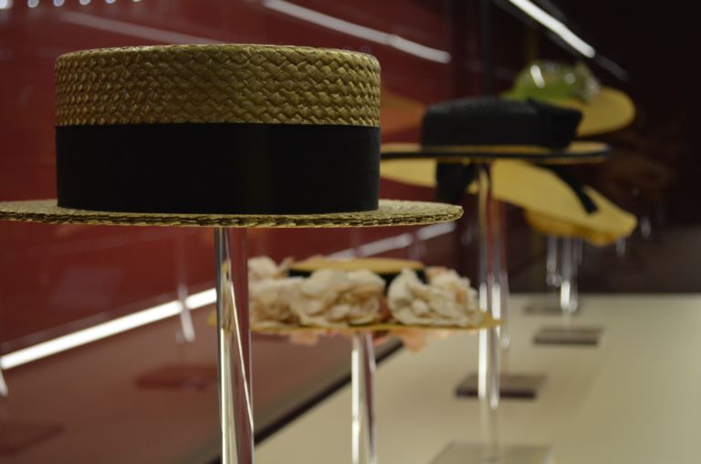 Il cappello fra Arte e Stravaganza Galleria del Costume di Palazzo Pitti Firenze foto Valentina Silvestrini 2 Al museo del cappello. Proseguono a Firenze i progetti per il trentennale della Galleria del Costume di Palazzo Pitti: ecco le immagini dei copricapo d’autore