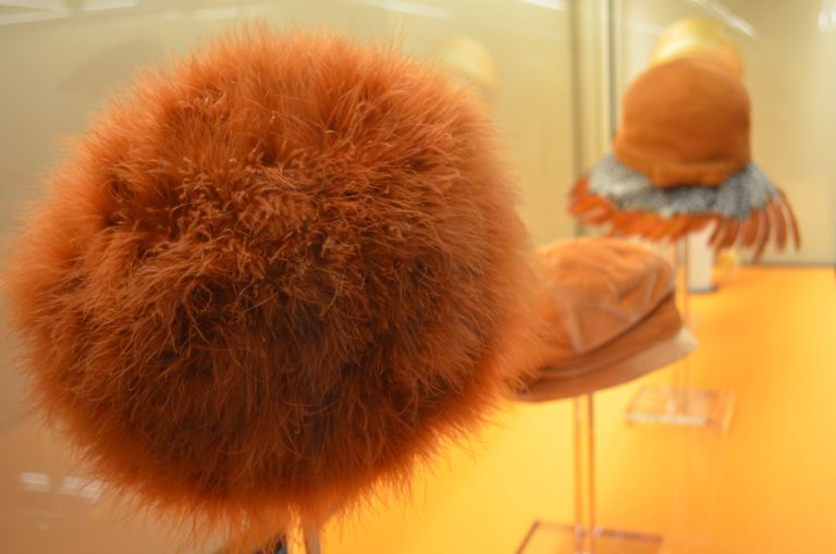 Il cappello fra Arte e Stravaganza Galleria del Costume di Palazzo Pitti Firenze foto Valentina Silvestrini 20 Al museo del cappello. Proseguono a Firenze i progetti per il trentennale della Galleria del Costume di Palazzo Pitti: ecco le immagini dei copricapo d’autore