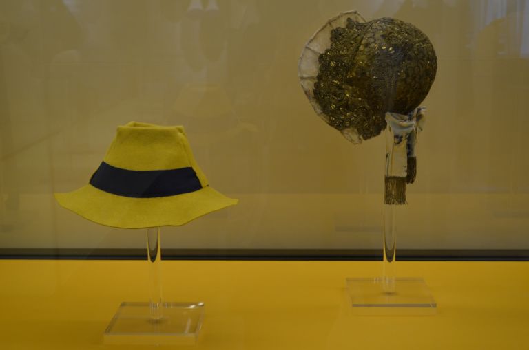 Il cappello fra Arte e Stravaganza Galleria del Costume di Palazzo Pitti Firenze foto Valentina Silvestrini 22 Al museo del cappello. Proseguono a Firenze i progetti per il trentennale della Galleria del Costume di Palazzo Pitti: ecco le immagini dei copricapo d’autore