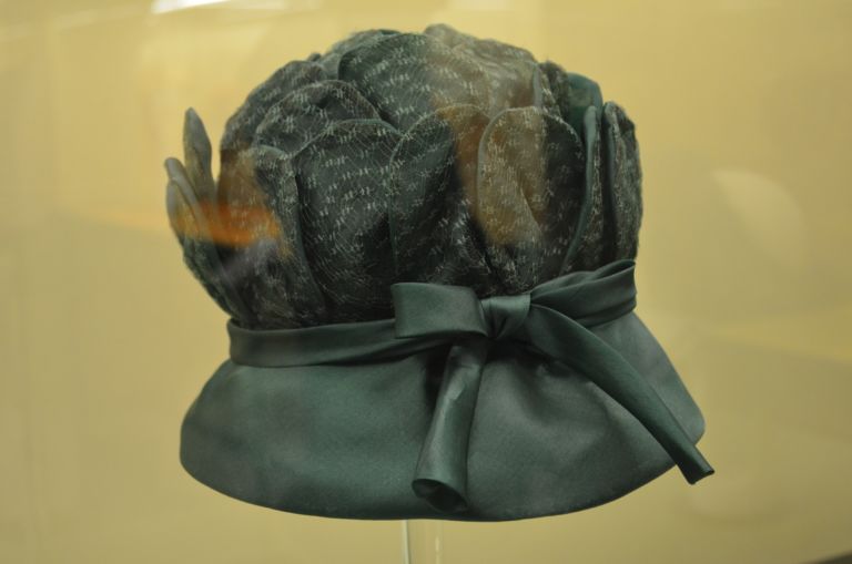 Il cappello fra Arte e Stravaganza Galleria del Costume di Palazzo Pitti Firenze foto Valentina Silvestrini 23 Al museo del cappello. Proseguono a Firenze i progetti per il trentennale della Galleria del Costume di Palazzo Pitti: ecco le immagini dei copricapo d’autore