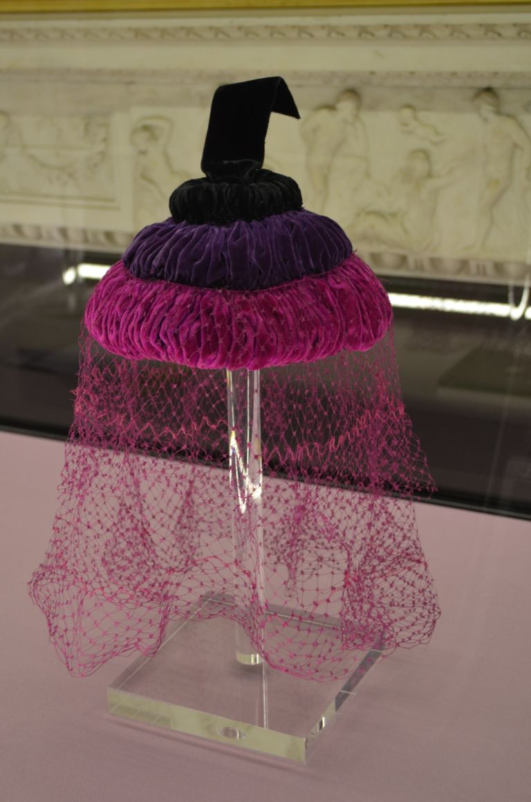 Il cappello fra Arte e Stravaganza Galleria del Costume di Palazzo Pitti Firenze foto Valentina Silvestrini 26 Al museo del cappello. Proseguono a Firenze i progetti per il trentennale della Galleria del Costume di Palazzo Pitti: ecco le immagini dei copricapo d’autore