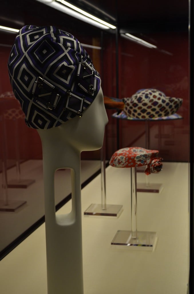 Al museo del cappello. Proseguono a Firenze i progetti per il trentennale della Galleria del Costume di Palazzo Pitti: ecco le immagini dei copricapo d’autore
