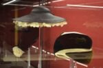 Il cappello fra Arte e Stravaganza Galleria del Costume di Palazzo Pitti Firenze foto Valentina Silvestrini 30 Al museo del cappello. Proseguono a Firenze i progetti per il trentennale della Galleria del Costume di Palazzo Pitti: ecco le immagini dei copricapo d’autore