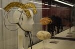 Il cappello fra Arte e Stravaganza Galleria del Costume di Palazzo Pitti Firenze foto Valentina Silvestrini 35 Al museo del cappello. Proseguono a Firenze i progetti per il trentennale della Galleria del Costume di Palazzo Pitti: ecco le immagini dei copricapo d’autore