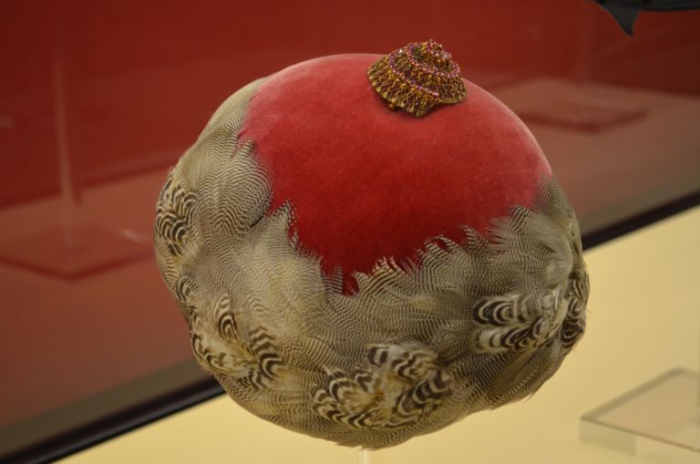 Il cappello fra Arte e Stravaganza Galleria del Costume di Palazzo Pitti Firenze foto Valentina Silvestrini 36 Al museo del cappello. Proseguono a Firenze i progetti per il trentennale della Galleria del Costume di Palazzo Pitti: ecco le immagini dei copricapo d’autore