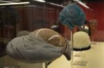 Il cappello fra Arte e Stravaganza Galleria del Costume di Palazzo Pitti Firenze foto Valentina Silvestrini 37 Al museo del cappello. Proseguono a Firenze i progetti per il trentennale della Galleria del Costume di Palazzo Pitti: ecco le immagini dei copricapo d’autore