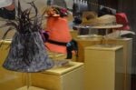 Il cappello fra Arte e Stravaganza Galleria del Costume di Palazzo Pitti Firenze foto Valentina Silvestrini 38 Al museo del cappello. Proseguono a Firenze i progetti per il trentennale della Galleria del Costume di Palazzo Pitti: ecco le immagini dei copricapo d’autore