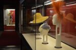 Il cappello fra Arte e Stravaganza Galleria del Costume di Palazzo Pitti Firenze foto Valentina Silvestrini 39 Al museo del cappello. Proseguono a Firenze i progetti per il trentennale della Galleria del Costume di Palazzo Pitti: ecco le immagini dei copricapo d’autore