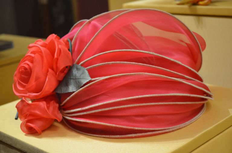 Il cappello fra Arte e Stravaganza Galleria del Costume di Palazzo Pitti Firenze foto Valentina Silvestrini 4 Al museo del cappello. Proseguono a Firenze i progetti per il trentennale della Galleria del Costume di Palazzo Pitti: ecco le immagini dei copricapo d’autore