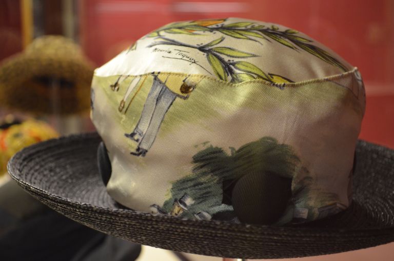 Il cappello fra Arte e Stravaganza Galleria del Costume di Palazzo Pitti Firenze foto Valentina Silvestrini 43 Al museo del cappello. Proseguono a Firenze i progetti per il trentennale della Galleria del Costume di Palazzo Pitti: ecco le immagini dei copricapo d’autore