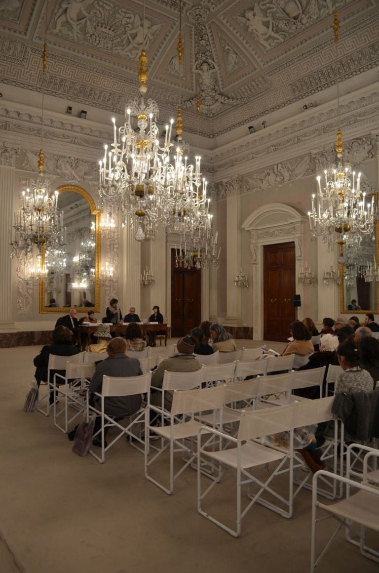 Il cappello fra Arte e Stravaganza Galleria del Costume di Palazzo Pitti Firenze foto Valentina Silvestrini 44 Al museo del cappello. Proseguono a Firenze i progetti per il trentennale della Galleria del Costume di Palazzo Pitti: ecco le immagini dei copricapo d’autore