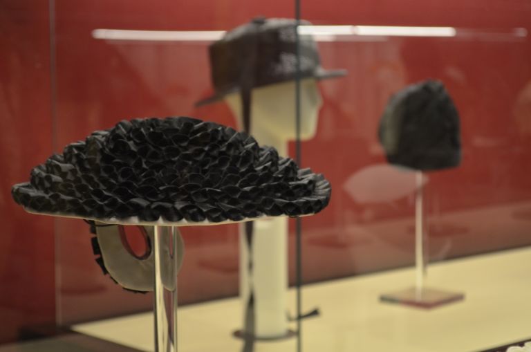 Il cappello fra Arte e Stravaganza Galleria del Costume di Palazzo Pitti Firenze foto Valentina Silvestrini 6 Al museo del cappello. Proseguono a Firenze i progetti per il trentennale della Galleria del Costume di Palazzo Pitti: ecco le immagini dei copricapo d’autore