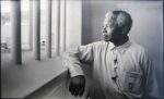 Jurgen Schadeberg Nelson Mandela in his Cell on Robben Island Revisit 1994 È morto Nelson Mandela, piccolo grande uomo del ventesimo secolo. Un’icona anche per una generazione di creativi: lo ricordiamo con una galleria fotografica