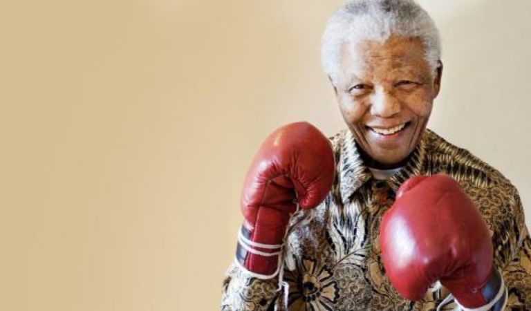 Mandela ritratto da Phil Akashi È morto Nelson Mandela, piccolo grande uomo del ventesimo secolo. Un’icona anche per una generazione di creativi: lo ricordiamo con una galleria fotografica