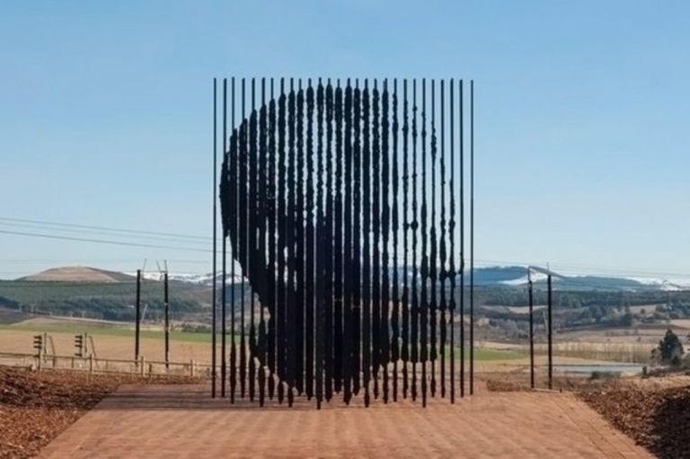 Marco Cianfanelli monumento a Mandela È morto Nelson Mandela, piccolo grande uomo del ventesimo secolo. Un’icona anche per una generazione di creativi: lo ricordiamo con una galleria fotografica