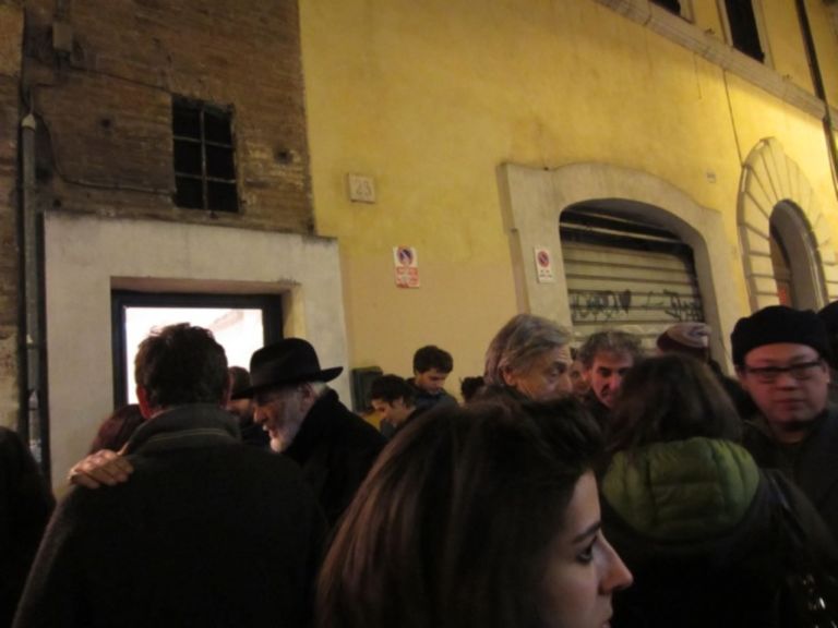 Michelangelo Pistoletto Rebirth day Edicola Notte Roma 16 Il Terzo Paradiso? È a Trastevere. Michelangelo Pistoletto festeggia il Rebirth-day per strada, davanti all’Edicola Notte di H.H. Lim: ecco chiccera a Roma