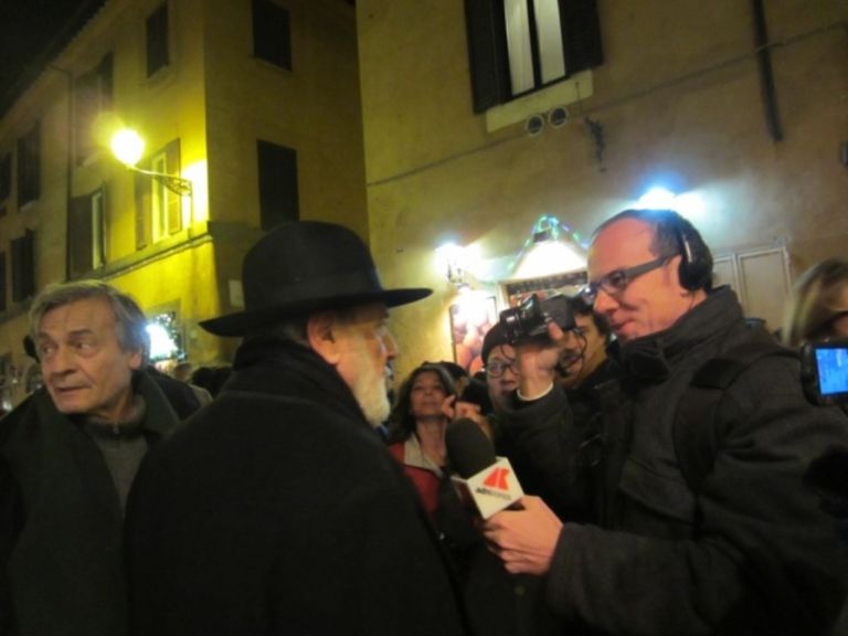 Michelangelo Pistoletto Rebirth day Edicola Notte Roma 2 Il Terzo Paradiso? È a Trastevere. Michelangelo Pistoletto festeggia il Rebirth-day per strada, davanti all’Edicola Notte di H.H. Lim: ecco chiccera a Roma