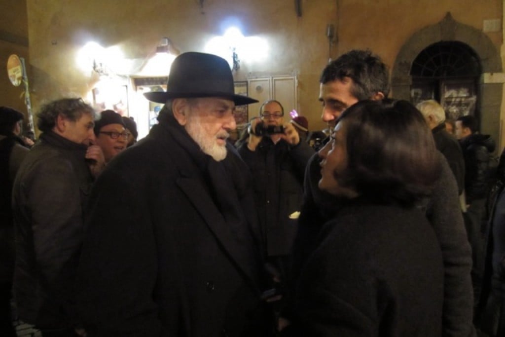 Il Terzo Paradiso? È a Trastevere. Michelangelo Pistoletto festeggia il Rebirth-day per strada, davanti all’Edicola Notte di H.H. Lim: ecco chiccera a Roma