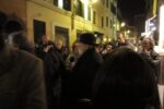 Michelangelo Pistoletto Rebirth day Edicola Notte Roma 8 Il Terzo Paradiso? È a Trastevere. Michelangelo Pistoletto festeggia il Rebirth-day per strada, davanti all’Edicola Notte di H.H. Lim: ecco chiccera a Roma