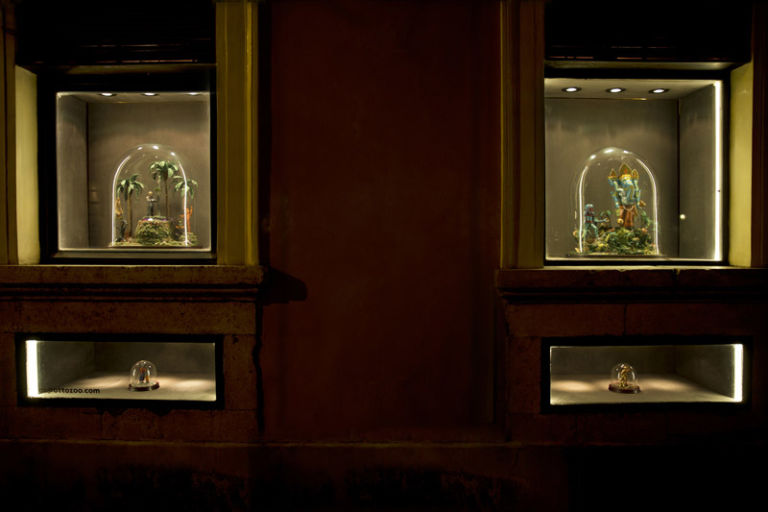OZ vetrine Dio e alieni in Hotel. Per il progetto romano Otto Zoo
